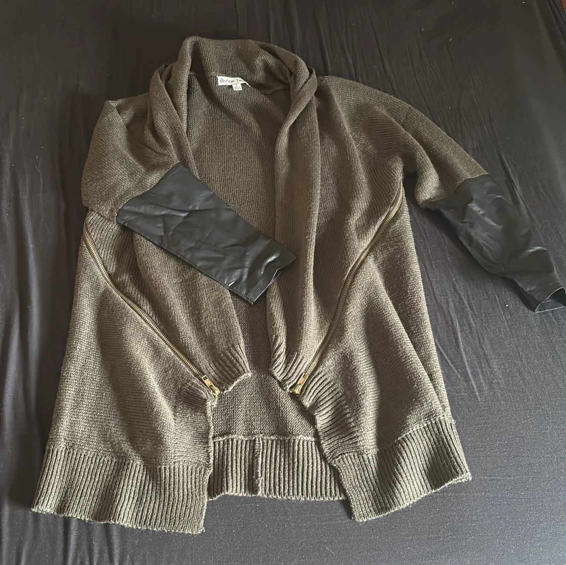 Olivgrön kofta från Divine Heart