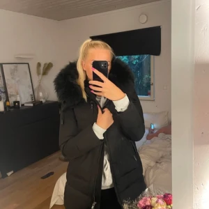 Cedrico Monet Jacka - Näst intill ny jacka. Köptes förra vintern. Superfin modell och älskar passformen samt luvan på den! Nypris 9000kr 