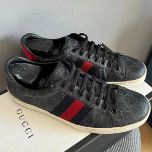 Gucci ACE - Gucci ACE med riktigt fett monogram☑️ UK 9.5, sitter ungefär som storlek 43-43,5☑️ Skick: 8/10☑️ OG box, dustbags och kort ingår☑️ Kontakta oss för fler bilder eller frågor☑️
