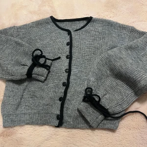 Stickad kofta  - Aldrig använd 