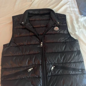Svart moncler väst  - Det är en size 2 som är nästan nyanvänd.  Nypris 8 000kr    Mitt pris 3 999kr