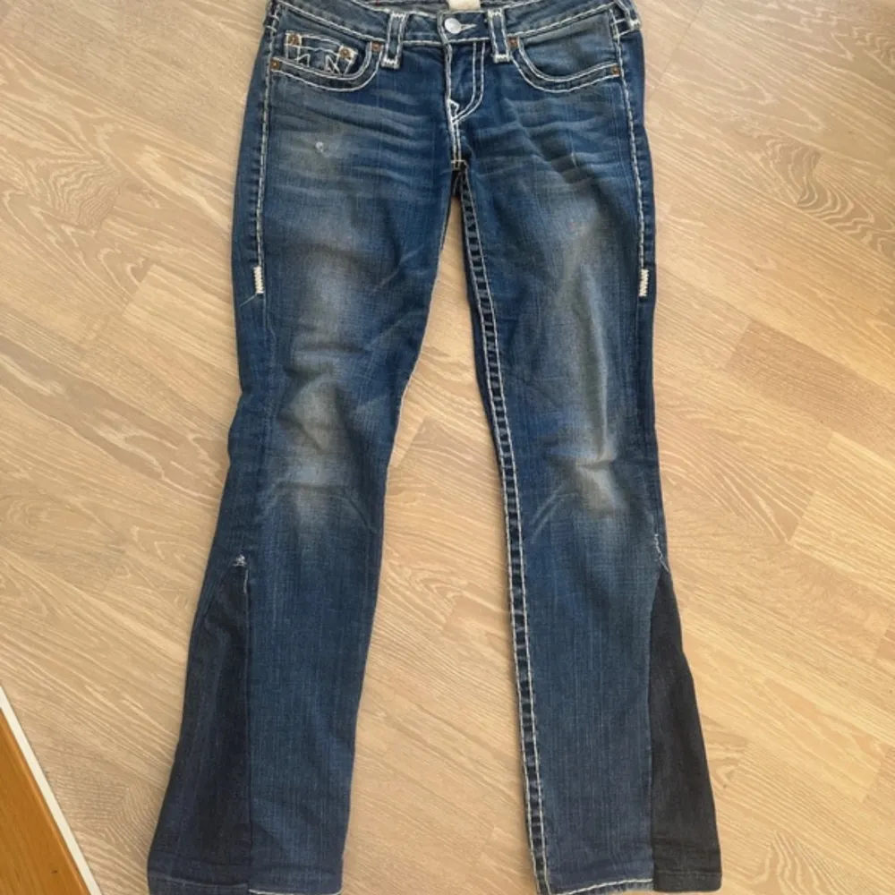 Säljer mina favorit jeans i eftersom att de inte kommer till användning ⭐️ sitter jätte fint på kroppen och är bootcut. I storlek 27. Jeans & Byxor.