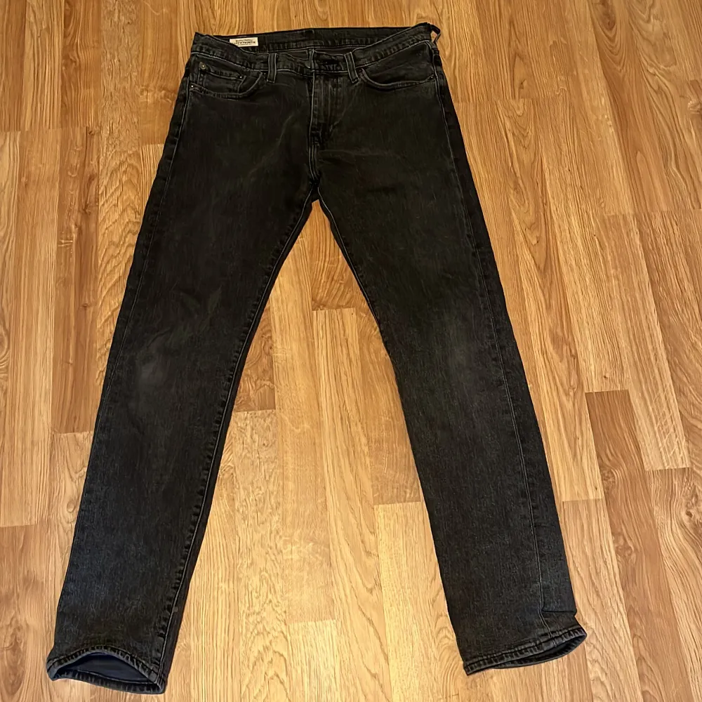 Säljer ett par svarta Levis 502or. Skick 9/10. Straight fit tycker själv att passformen på dom är väldigt bra. Inga defekter. Gör gärna av dig vid minsta fundering 😁Det är fri frakt till 22/9. Jeans & Byxor.