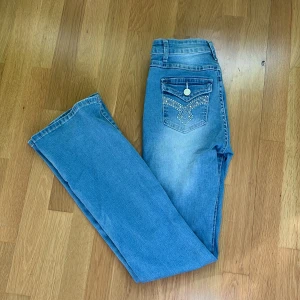 Bootcut jeans med fickmönster - Bra skick. Ej slitna. Bekväma och sköna och har en fin passform. Bakfickorna har en fin design. Bootcut/flared. Typ en normal midja. 