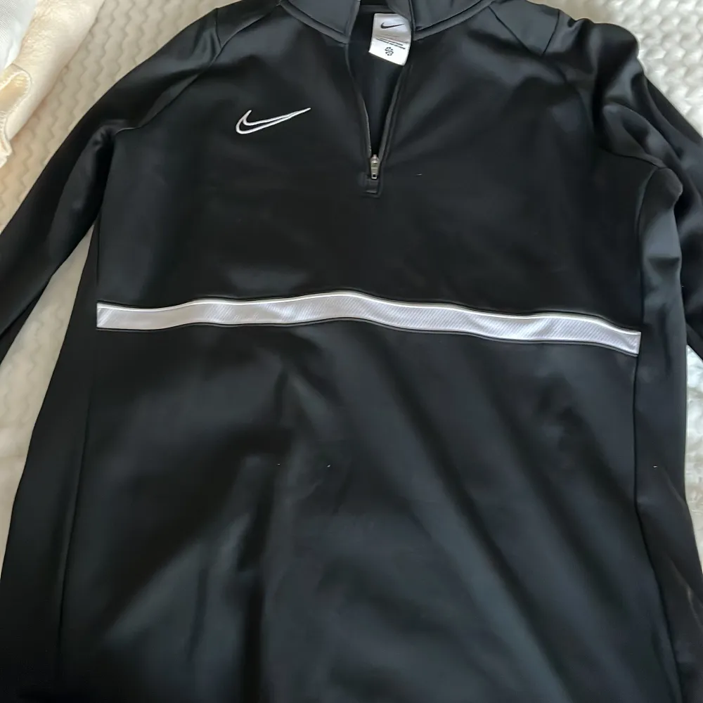 Säljer min tröja jag bara använt några gånger. Den är i märket Nike och i svart vit färg. Den är i storlek L men passar till både M storleken också om man vill ha lite over-sized . Tröjor & Koftor.