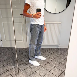 Grå jeans  - Säljer dessa snygga jeans från H&M i mycket bra skick och i storlek 31/30. Det är knappt använda och i en mycket snygg grå färg. Nypris är 400kr. Kom gärna med prisförslag!!