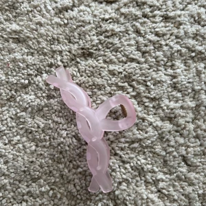 Hårklämma  - Hårklåmma från Ica. Helt ny, oanvänd.  📷 Säg till om du vill ha fler bilder så fixar jag det. 💸 Vid snabb affär kan ja tänka mig att sänka priset. ✉️ Köparen står för frakten. 📍 Kan mötas upp i Tyresö.