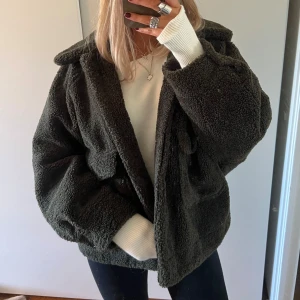 Teddyjacka - Jättemysig och stor mörkgrön teddyjacka från zara, storlek L🫒🧸🧸