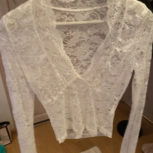 Spets topp - Super snygg spets topp som jag aldrig använt❣️
