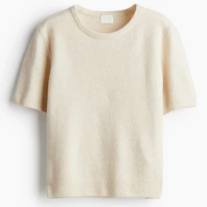 Stickad kortärmad tröja  - Säljer denna fina kortärmade tröja från hm. Bra skick. Storlek M