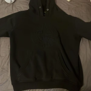 Stone island hoodie  - Tja, säljer en snygg stone island hoodie. Inga skador eller fläckar. Jättebra skick. Pris går att diskutera