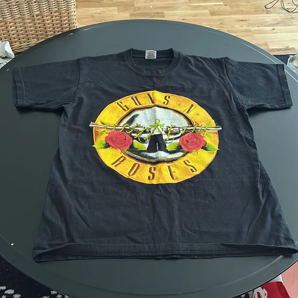 Oanvänd t-shirt med Guns n’ Roses tryck.. T-shirts.