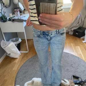 Lågmidjade bootcut jeans!💕 - Ett par lågmidjade utsvängda ljusa jeans, sitter perfekt på mig som är 160 cm, säljer pågrund utav att jag har för många jeans!!💕
