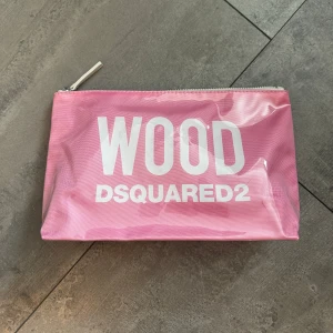 Dsquared2 väska - Helt ny necessär   Den är 28x 17cm  Även insidan har ett dsq2 monogram