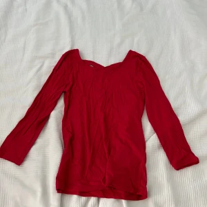 Röd långärmad topp från Amisu - Säljer en snygg röd långärmad topp från Amisu. Använd några få gånger.