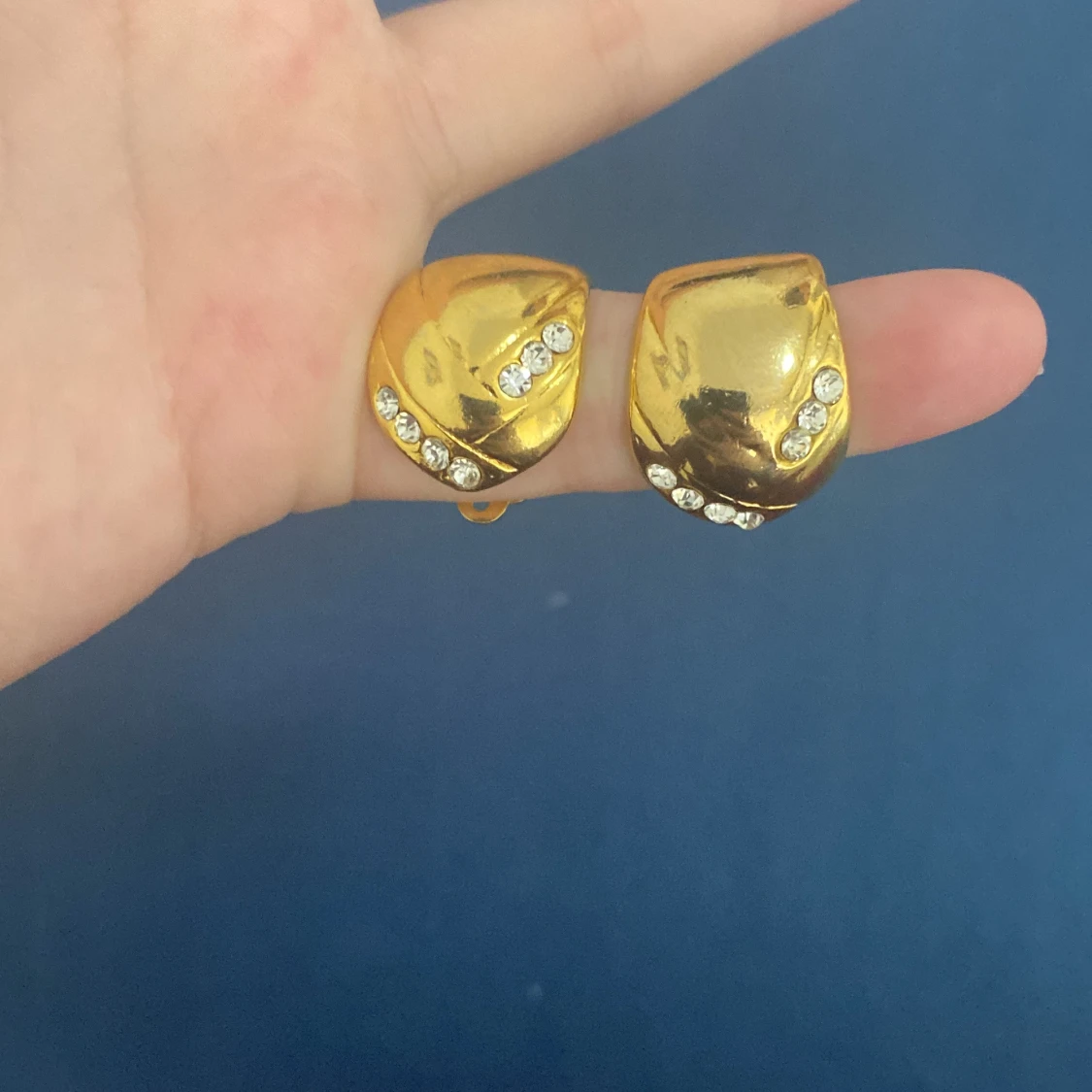 Guldiga örhängen med strassdetaljer - 90