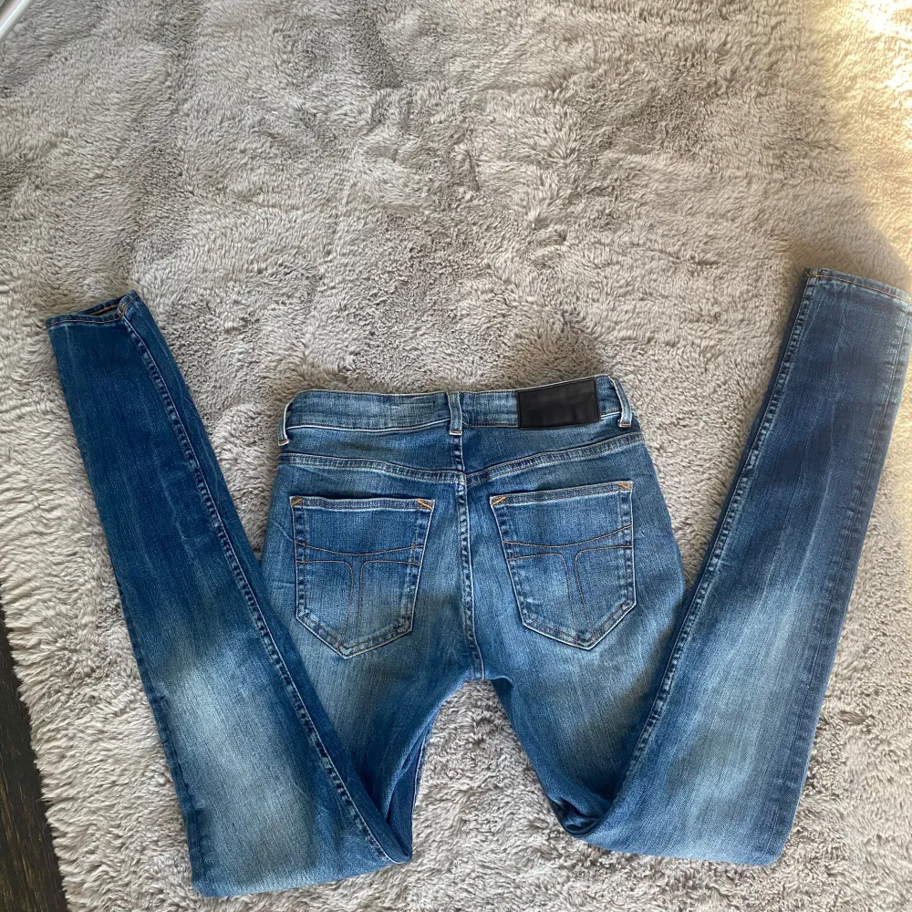 Hej, säljer mina tiger of Sweden jeans i storlek 29/32. är i väldigt bra skick. Jeansen är hela och rena. Nypris: 1399. Riktigt populära och sitter tight men snyggt som är trendigt nu! . Jeans & Byxor.