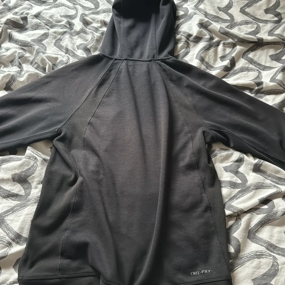 Jordan zip hoodie st S. Skick 8/10 ser inget fel med den fast havt den en stund. Pris kan diskuteras.. Hoodies.