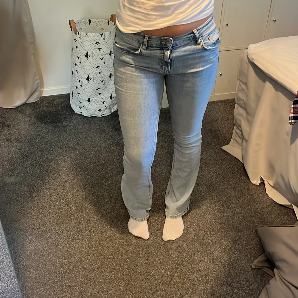 Säljer ett par lågmidjade ljusblåa jeans från Ginatricot i bra skick . Jeans & Byxor.