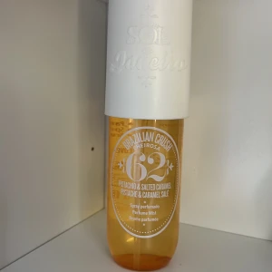 Sol de Janeiro Brazilian Crush Cheirosa '62 - Säljer en body mist från Sol de Janeiro med doften Brazilian Crush Cheirosa '62. Den luktar jättegott men den var inte riktigt min doft. Har inte använt så mkt som man ser! Kan även byta för någon annan sol de Janeiro produkt!. Köpte för 300kr