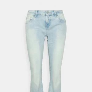 Ljusblåa ltb jeans  - Slutsålda överallt, i modellen roxy mer flared än valerie. Super fina o så sköna! Säljer så dom inte passar 🥰 haft dom i ca en månad köpta från zalando 