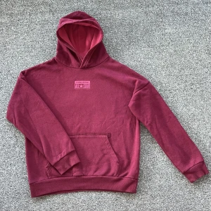 Converse All Star Hoodie - En mycket fin Converse hoodie i ett mycket bra skick, använda ett fåtal gånger. Säljer eftersom jag har växt ur den, hör av er om ni har några frågor!