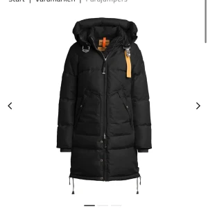 Parajumper jacka  - Hej nu säljer jag min parajumper jacka, Den är i bra skick förutom att dragkedjan är lite seg. Jackan är i storlek xs, pris kan diskuteras skriv privat för fler bilder.