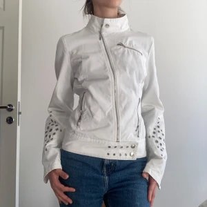 Vit jacka med metall detaljer - Aldrig använd