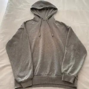 Säljer denna jättefina kashmir liknande hoddie som är från Pull&bear!💕 använt den fåtal gånger och är i jättebra skick!  Den är i storlek S💕 Skulle säga att den är unisex, då min bror hade köpt den till sig själv men inte ville ha den! 