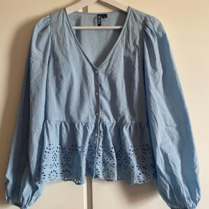 Blus - Söt blus från Pieces, köpt på vero moda. Storlek XS men jag är vanligtvis en S och den passar mig bra.