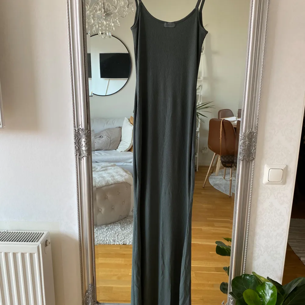 Skims long slip dress i storlek S i färgen Deep sea. Helt oanvänd med tags kvar. Ingenting att anmärka på, den är ny. 91% modal/9% spandex. Nypris 969kr, jag säljer för 750kr + frakt. Klänningar.