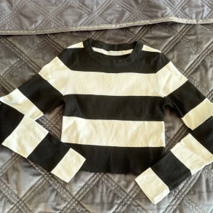 Stradivarius tröja - Svartvit stradivarius crop tröja i finskick💕