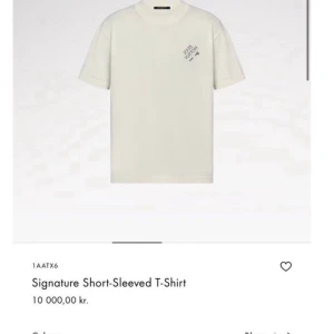 Vit kortärmad t-shirt från Louis Vuitton - Säljer en exklusiv vit kortärmad t-shirt från Louis Vuitton. Den har en stilren design med en broderad logotyp på bröstet. Perfekt för den som vill ha något lyxigt och stilrent i garderoben. nypris 10.000:-