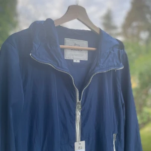 Woolrich windbreaker - Säljer min sjukt snygga windbreaker från woolrich i 10/10 skick med lappar. Perfekt nu inför lite svalare väder. Skriv privat om du har frågor. 