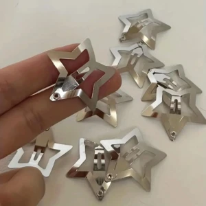 10 pack silver stjärna hårspännen - LÄS BIO!!! pris kan diskuteras! annars är det 10 stycken för 80kr eller 15kr styck! alla är i superfint skick, kontakta mig privat vid funderingar <3 kan också ge paketpris vid köp av flera andra saker 