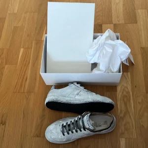 Maison margiella gats - Säljer dessa sjukt snygga gats till ett toppenpris, använt bara 1-2 gånger Max, inprincip helt nya 10/10 skick, Hör av vid eventuella funderingar!