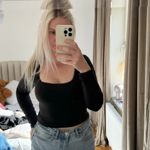 Tröja - M - NY - Tröja i storlek M endast testad Rekommenderar denna till en med storlek S även Säljs för 50kr Färg: Mörk brun