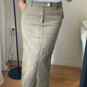 Olivgrön maxikjol - Olivgrön maxikjol från na-kd i nyskick