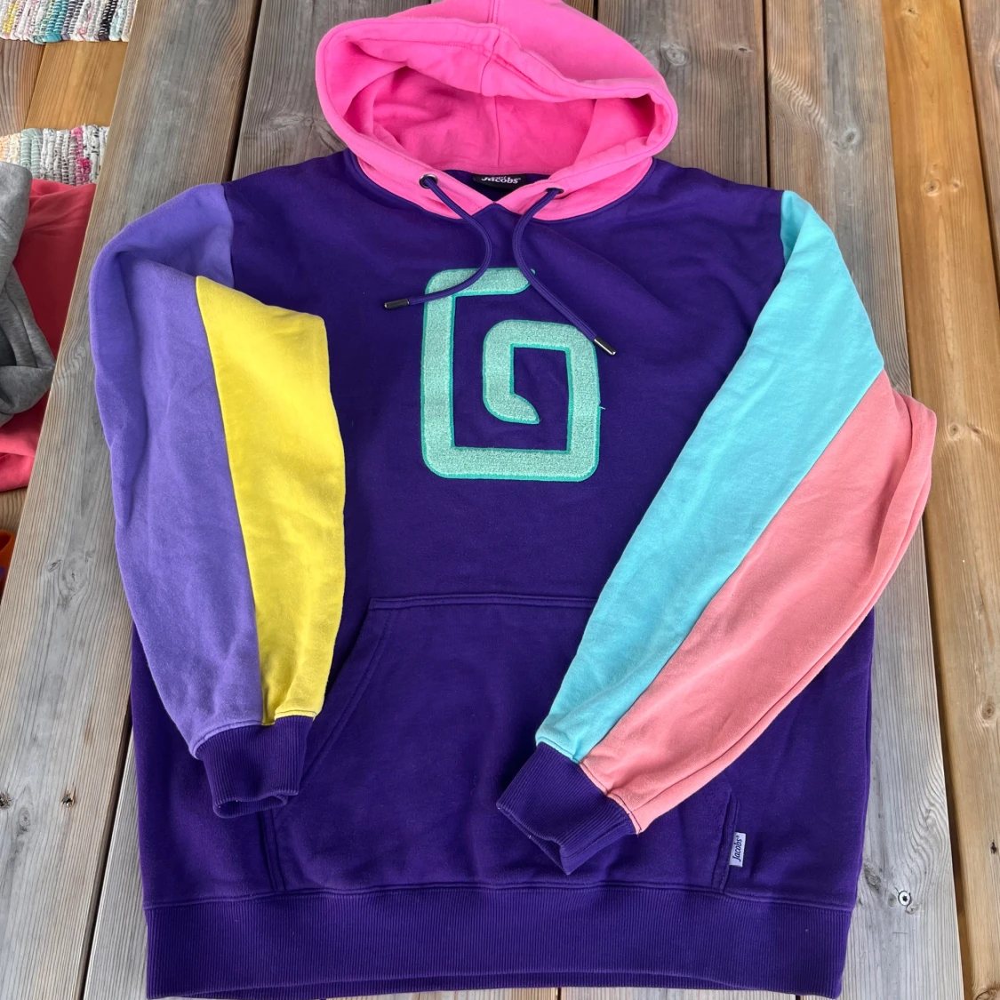 Färgglad hoodie från Jschlatt - 90