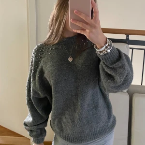 stickad tröja - jätte fin grå stickad tröja med silver pärlor och kristaller på. 🥰