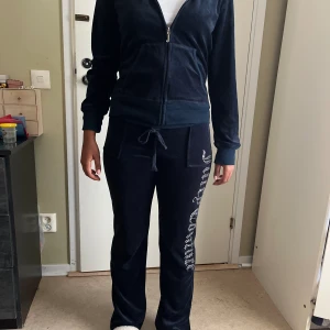 Mörklblå Vintage Juicy coutoure set💗 - Midrise men kan vika över för lowrise.Det står storlek M men passar S, jag är 160 cm. Bara använt ett få tal gånger och köpta för länge sedan så osäker ifall de är äkta men inget man märker. Defekter: Bild 4 + några lösa trådar. 260kr/st,500kr hela💗💗