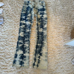 Tie dye bootcut jeans✨ - Säljer dessa as coola tiedye jeans!!!💙🤍 I storlek S✨ PASSA PÅ nu när det är gratis frakt i 7 dagar!!!