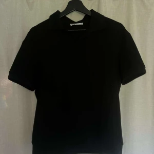 Polo Zara (ribbad) - Tröjan är storlek S och är i bra skick. Säljer den då den blivit för liten. Endast använd ca 3 gånger.  Nypris: 299kr Priset är utan frakt