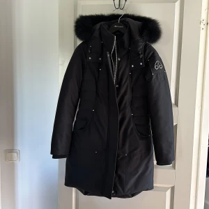 Moose knuckles Dam jacka  - Jag säljer min fina moose knuckles jacka (strl S) då den inte kommer till andvänding! Den är andvänd fåtal gånger! Helt ny i skick och inga defekter, pris kan diskuteras 
