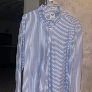 Randig skjorta från Zara - En blå vit randig skjorta från Zara i bra skick. I Regular fit. 