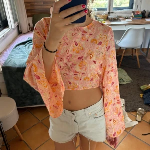 Zara topp  - Somrig zara topp , bra skick , öppen i ryggen 🍁