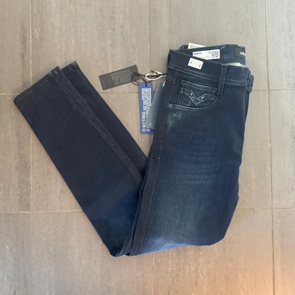 // SPRILLANS NYA Replay anbass hyperflex, i den fetaste färgen på marknaden | Storlek W28 / L32 | Kontakta för fler frågor eller funderingar // Deluxe Closet . Jeans & Byxor.