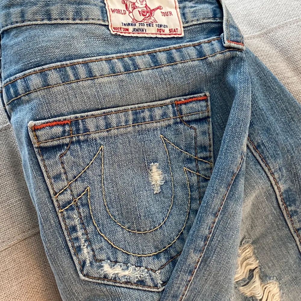 Jätte snygga ljusblåa true religion jeans med slitningar, passar dig som har storlek 34-36 . Jeans & Byxor.