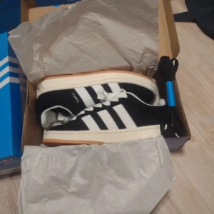 Adidas Campus 00 new nowa - Helt nya Adidas Campus i strl 40 som nästan aldrig är använda. Säljer då de är för små för mig. Pris kan förhandlas.