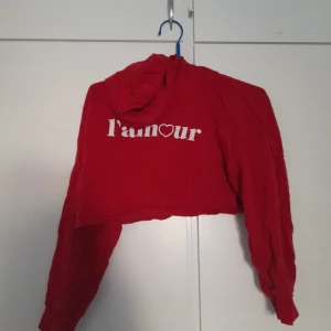 Cropped hoodie - En härlig cropped tröja med en luva